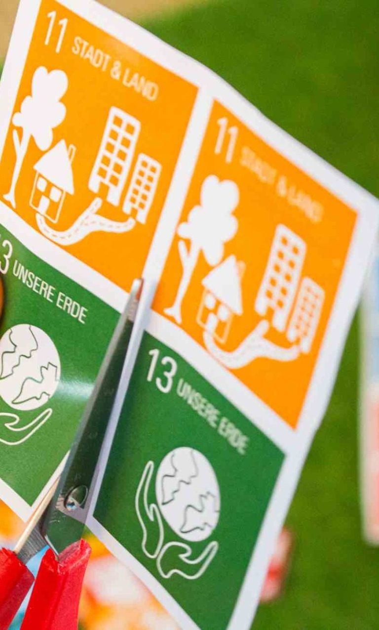 Eine Hand schneidet Memory Karten zurecht.